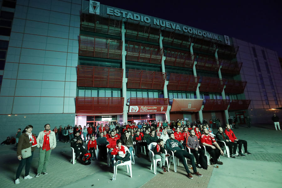 Más de 9.000 aficionados se dieron cita en el feudo albinegro para ver la victoria del Efesé ante el Real Murcia