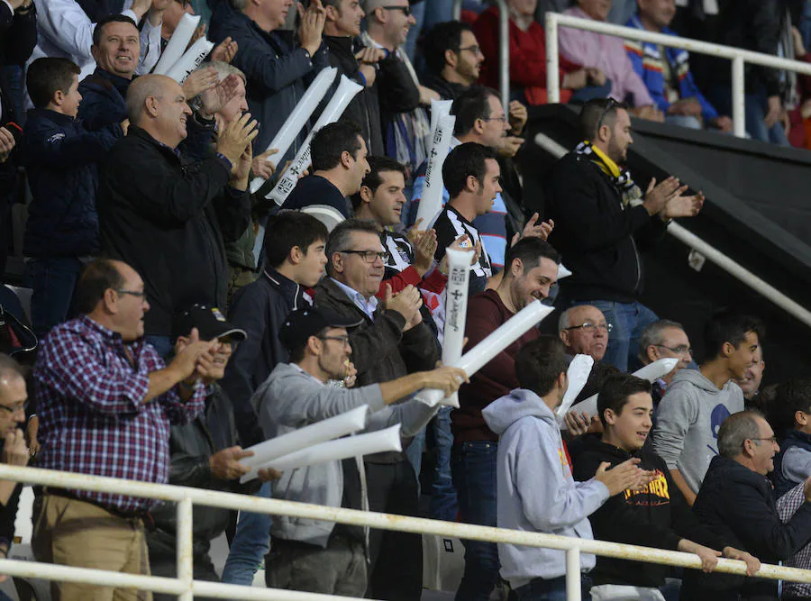 Más de 9.000 aficionados se dieron cita en el feudo albinegro para ver la victoria del Efesé ante el Real Murcia