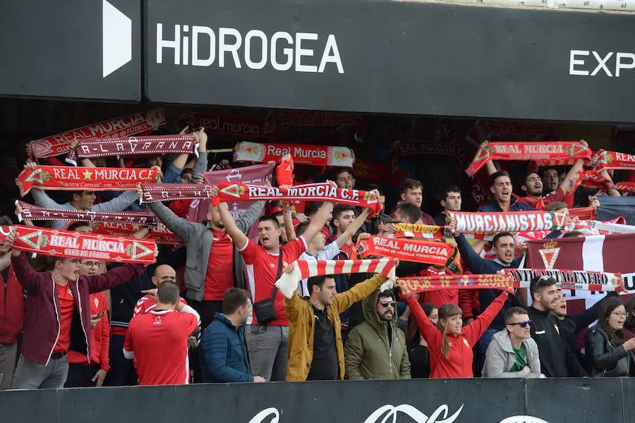 Más de 9.000 aficionados se dieron cita en el feudo albinegro para ver la victoria del Efesé ante el Real Murcia