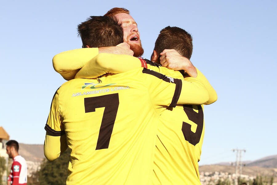 Los jugadores del Lorca Deportiva celebran el gol del empate en Armilla.