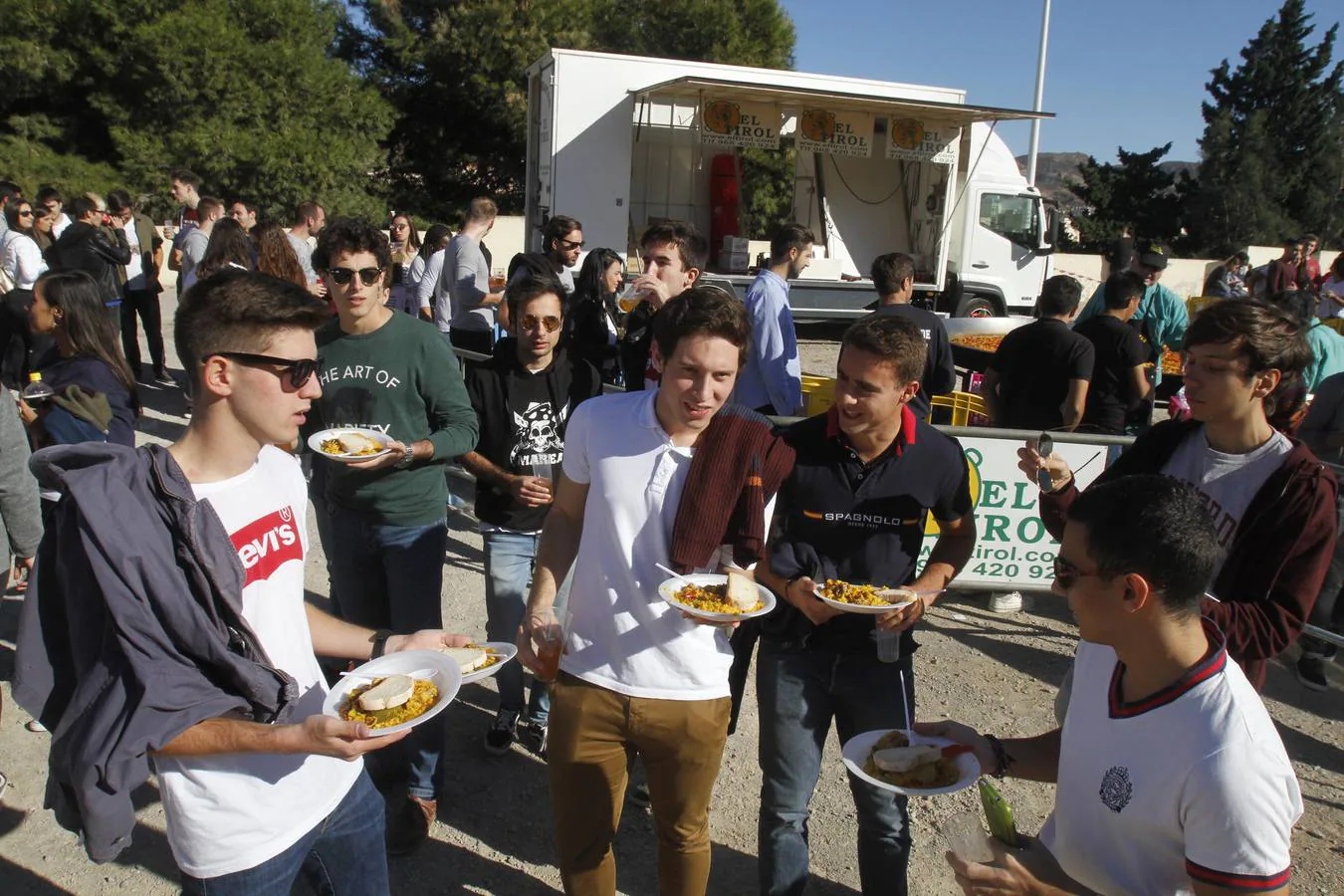 Una convivencia en el campus de la Muralla del Mar reúne, a mediodía, a miles de estudiantes