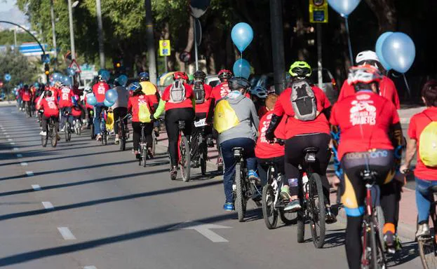 Los ciclistas recorren la avenida Juan Carlos I durante la marcha 'Pedaleando por la diabetes'.