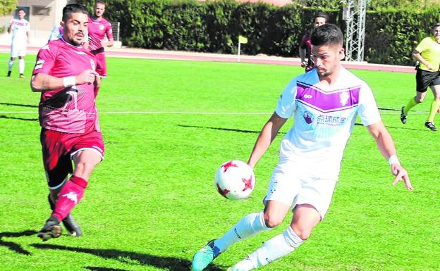 Un lance del encuentro entre el Jumilla y el Badajoz.