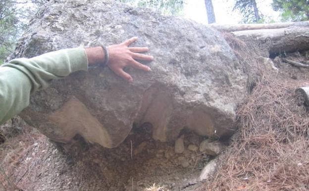 Supuesta huella de dinosaurio -situada bajo la pasarela sobre el barranco de Leyva- que da nombre al sendero. No es auténtica.