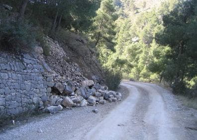 Imagen secundaria 1 - Panorámica de la sierra, uno de los caminos que permite recorrer la sierra y la cumbre de Los Almeces.