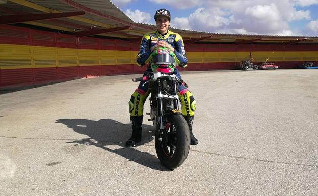 Ana Carrasco, con la moto que usa para entrenar en el circuito de Bullas.