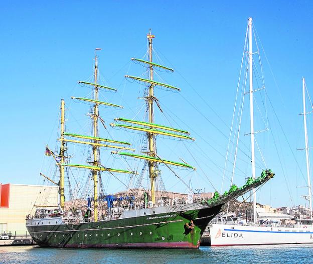 El buque 'Alexander von Humboldt II', ayer, en el Muelle.