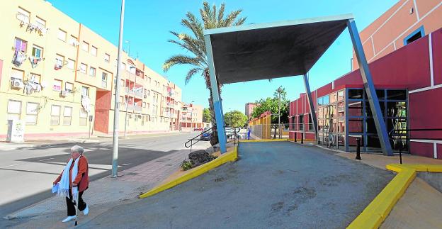 Una mujer pasa ante la puerta de Urgencias a la que volverá el SUAP en el Centro de Salud de Virgen de la Caridad.