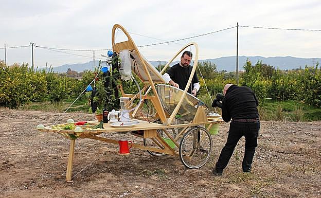 ChirinBiciSolar. Chiringuito móvil con despensa, kit de lavado y reciclaje de agua, zona de recogida de peladuras para compost, cocina solar... Diseño. Antonio Abellán y Javier Esquiva, 2013. Premio Especial a la Sostenibilidad (XVIII Premios de Arquitectura de la Región).
