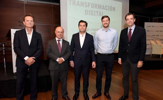 Andrés Carrillo (segundo por la izquierda) antes de comenzar las jornadas sobre transformación digital.