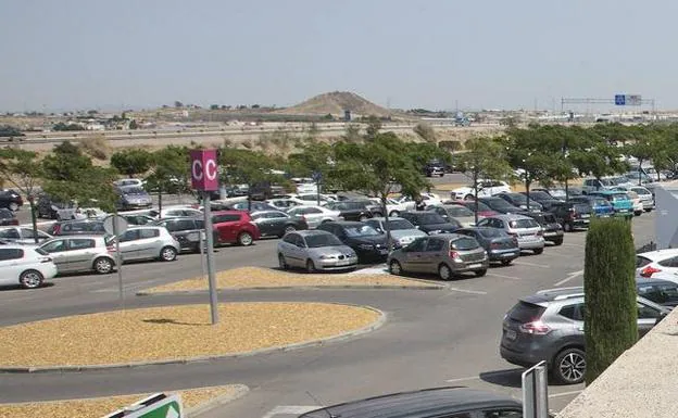 Panorámica del parking del Hospital Santa Lucía. 