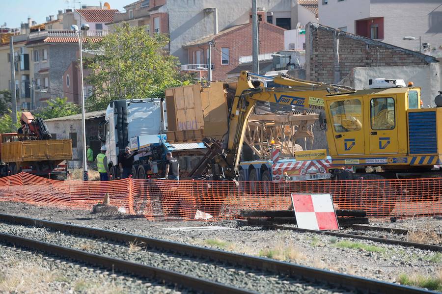 La pantalladora entra en un vehículo especial a la playa de vías donde este miércoles está previsto que empiecen las obras; Adif y Aldesa realizan trabajos previos con tres grúas y una hormigonera