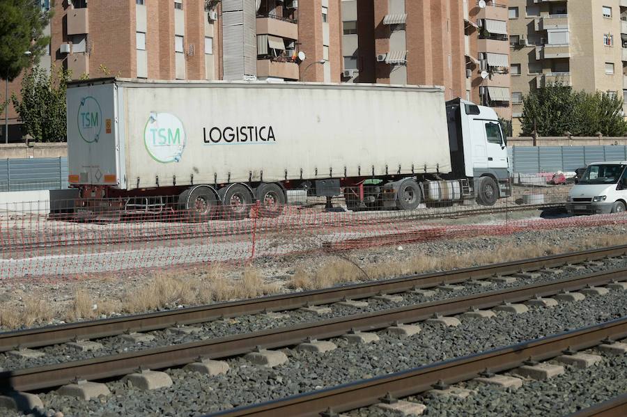 La pantalladora entra en un vehículo especial a la playa de vías donde este miércoles está previsto que empiecen las obras; Adif y Aldesa realizan trabajos previos con tres grúas y una hormigonera