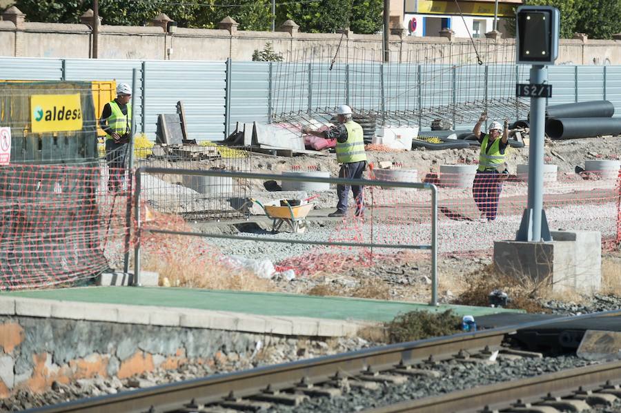 La pantalladora entra en un vehículo especial a la playa de vías donde este miércoles está previsto que empiecen las obras; Adif y Aldesa realizan trabajos previos con tres grúas y una hormigonera