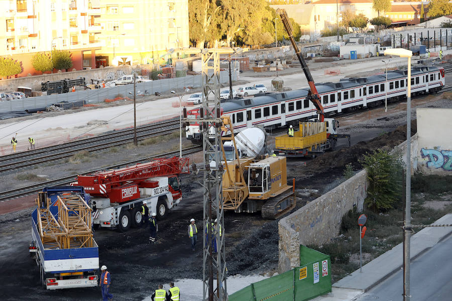 La pantalladora entra en un vehículo especial a la playa de vías donde este miércoles está previsto que empiecen las obras; Adif y Aldesa realizan trabajos previos con tres grúas y una hormigonera