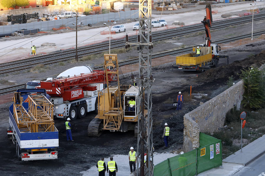 La pantalladora entra en un vehículo especial a la playa de vías donde este miércoles está previsto que empiecen las obras; Adif y Aldesa realizan trabajos previos con tres grúas y una hormigonera