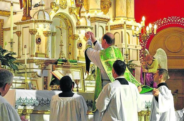 Misa tradicional en Porta Caeli (Valladolid), en octubre.