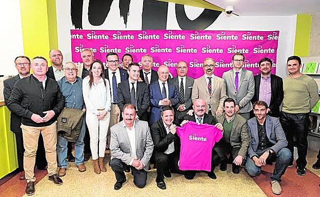 El consejero Carrillo y representantes de Siente. 