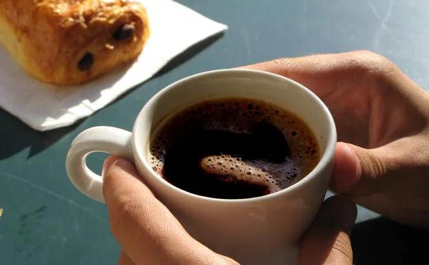 Un ejemplo clásico de mal desayuno: un café y una pieza de bollería