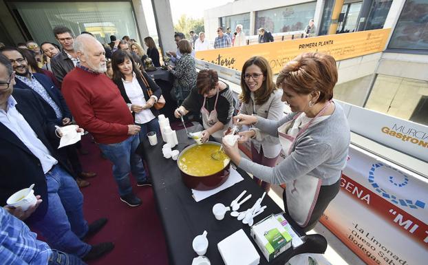 Reparto de caldero en Murcia Gastronómica. 