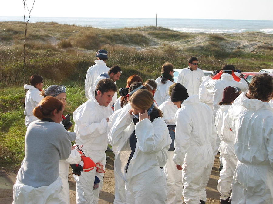 Tras la tragedia del 'Prestige', un autobús lleno de voluntarios de la Región cruzó España para ayudar en las tareas de limpieza de las playas.