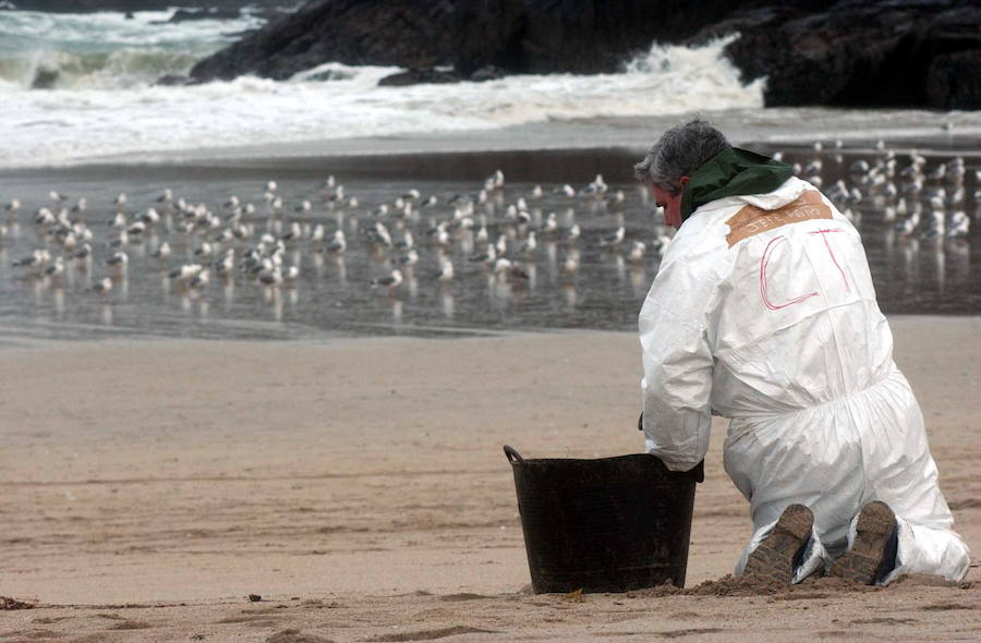 Tras la tragedia del 'Prestige', un autobús lleno de voluntarios de la Región cruzó España para ayudar en las tareas de limpieza de las playas.