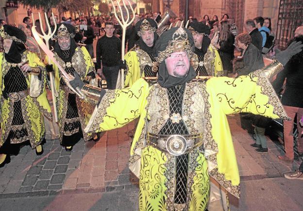Con paso firme desfilaron los Mudéjares de Lurka, uno de los grupos más veteranos de las fiestas.