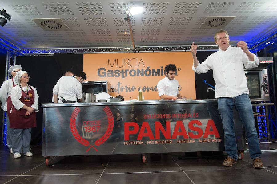 El chef Bernd H. Knöller cierra la tercera jornada de ponencias en Murcia Gastronómica con una exposición magistral de arroces valencianos.