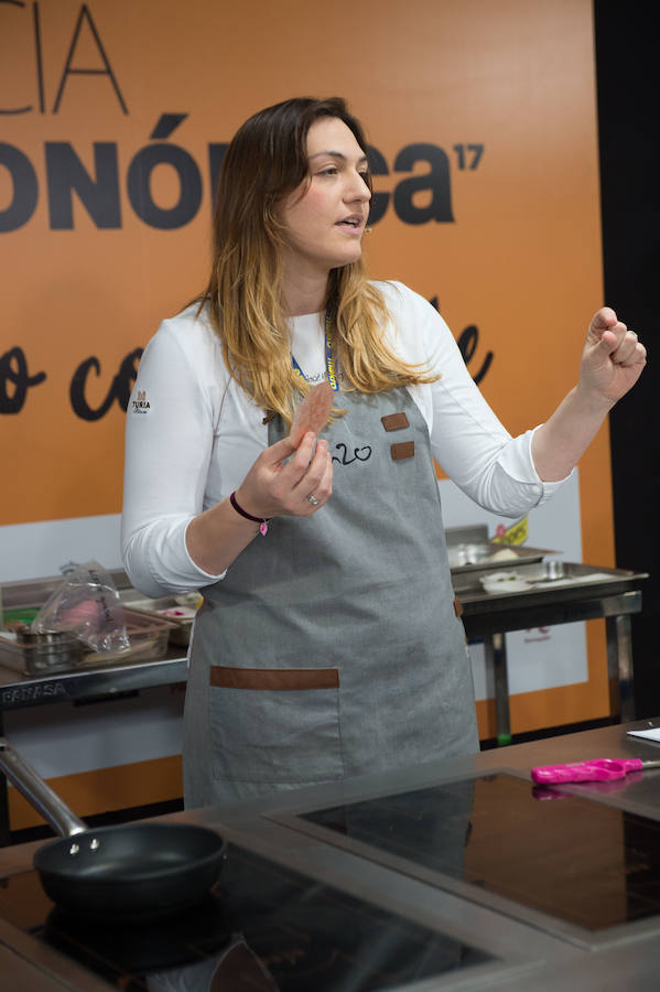 La chef María José Martínez, del restaurante Lienzo, imprime aires mediterráneos a sus creaciones en la sala de ponencias del congreso