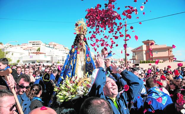 Miles de fieles acompañan a la virgen hasta Bolnuevo