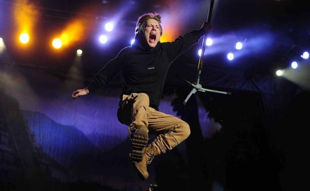 Bruce Dickinson, vocalista de Iron Maiden, en un concierto de su anterior gira.