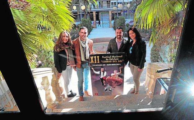 Mari Huertas García, Agustín Llamas Gómez, Luis González e Isabel María Clemente, con el cartel anunciador del festival.