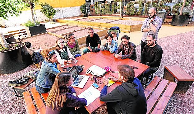 Asistentes a la primera reunión del huerto urbano.