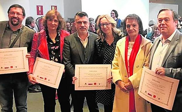 Premiados y finalistas, ayer, junto a Juan Antonio Lorca (c).