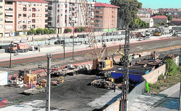 Obras de la primera fase del soterramiento de las vías en Murcia, cerca de la estación, ayer por la mañana. Al fondo, el montaje de la vía provisional.