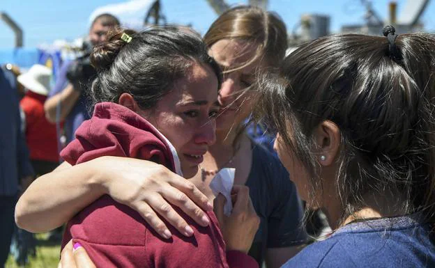 Familiares de los tripulantes del 'San Juan' lloran desconsolados.