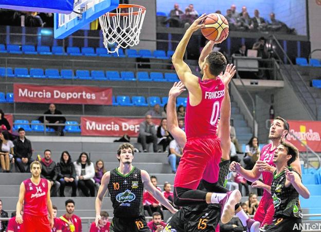 El grana Franceschi lanza a canasta en el Real Murcia- Morón jugado el pasado sábado.