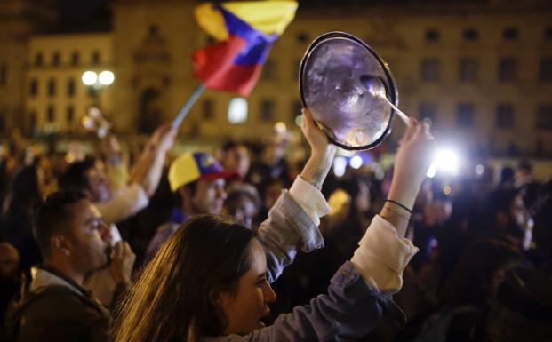 Cientos de personas participan en un 'Cacerolazo' para exigir el cumplimiento de la Jurisdicción Especial para la Paz. 