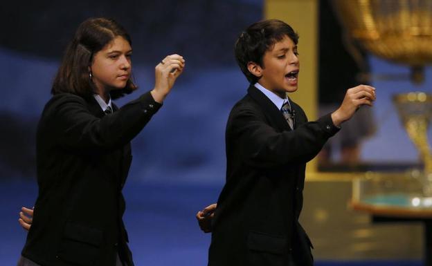 Los niños del Colegio de San Ildefonso ensayan para el Sorteo de Navidad con «nervios» y ganas de cantar El Gordo