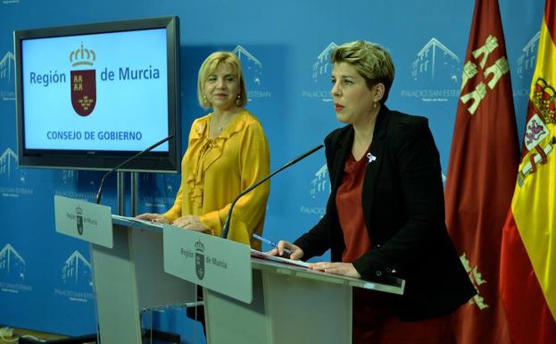 Las consejeras Noelia Arroyo (d) y Violante Tomás, el pasado miércoles, informando de los acuerdos del Consejo de Gobierno.