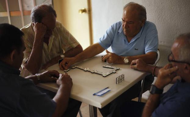Un grupo de pensionistas juegan al dominó, en una fotografía de archivo.