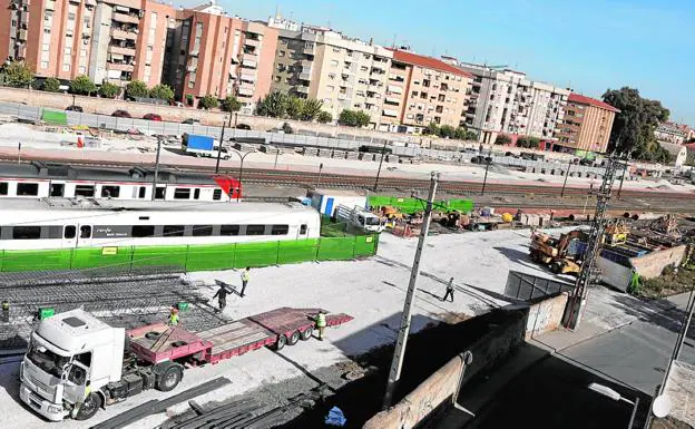 Panorámica de la estación de El Carmen, ayer, donde se ejecutan obras para el soterramiento.