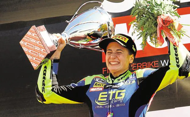 Ana Carrasco. Primera mujer que ganó en una prueba de un Mundial de motociclismo. 
