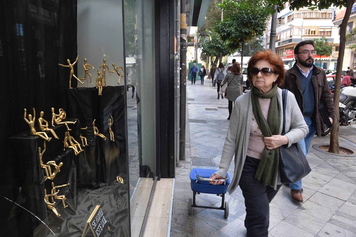 Un bodegón con muñecos dorados articulados, unas pajareras llenas de cascabeles o un montón de neumáticos decorados con plantas enredaderas son algunas de las propuestas de la arquitecta Helia San Nicolás que ha reconvertido los escaparates de siete comercios de la ciudad
