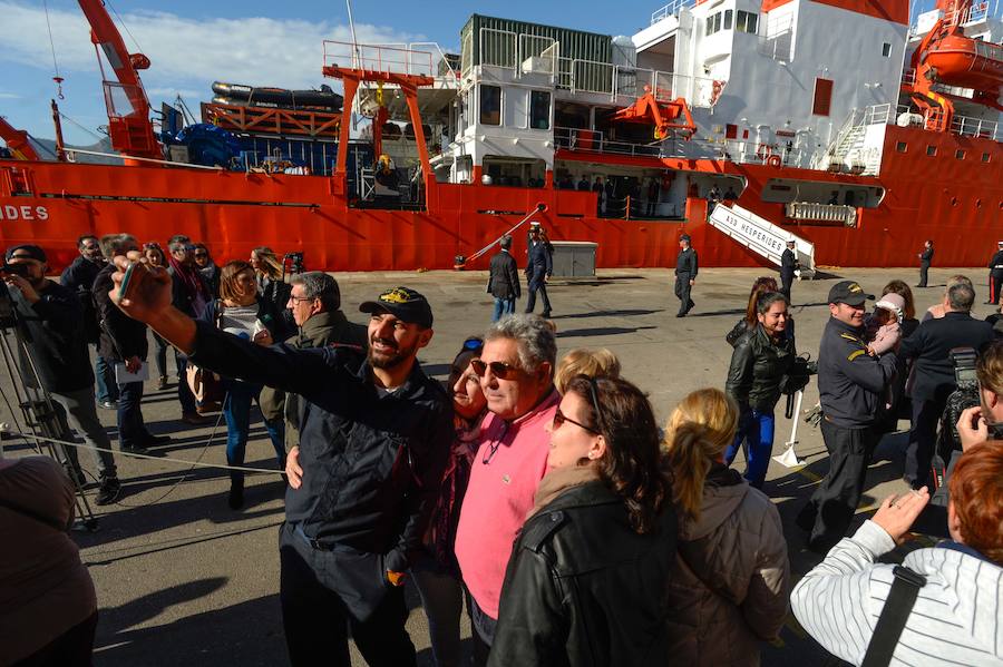 El buque de investigación oceanográfica 'Hespérides' zarpó este viernes desde el Arsenal Militar de Cartagena para emprender una campaña antártica, que se desarrollará hasta finales del próximo mes de mayo. Durante los próximos seis meses, será plataforma para tres proyectos de investigación y dará soporte técnico a otros catorce que realizarán científicos españoles en aguas australes, así como en las bases que España tiene en el continente helado.