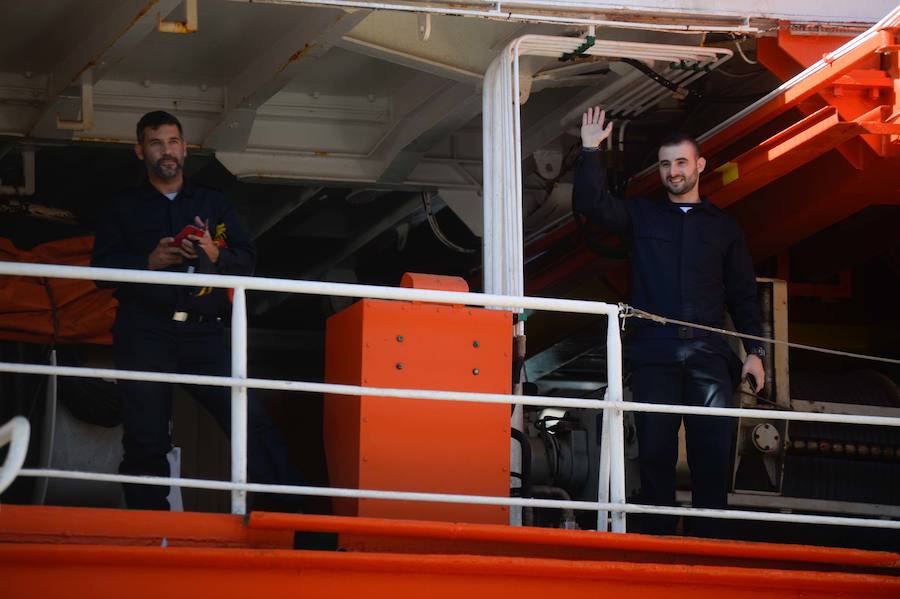 El buque de investigación oceanográfica 'Hespérides' zarpó este viernes desde el Arsenal Militar de Cartagena para emprender una campaña antártica, que se desarrollará hasta finales del próximo mes de mayo. Durante los próximos seis meses, será plataforma para tres proyectos de investigación y dará soporte técnico a otros catorce que realizarán científicos españoles en aguas australes, así como en las bases que España tiene en el continente helado.