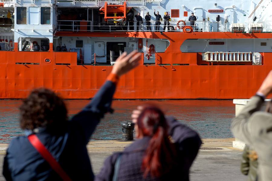 El buque de investigación oceanográfica 'Hespérides' zarpó este viernes desde el Arsenal Militar de Cartagena para emprender una campaña antártica, que se desarrollará hasta finales del próximo mes de mayo. Durante los próximos seis meses, será plataforma para tres proyectos de investigación y dará soporte técnico a otros catorce que realizarán científicos españoles en aguas australes, así como en las bases que España tiene en el continente helado.