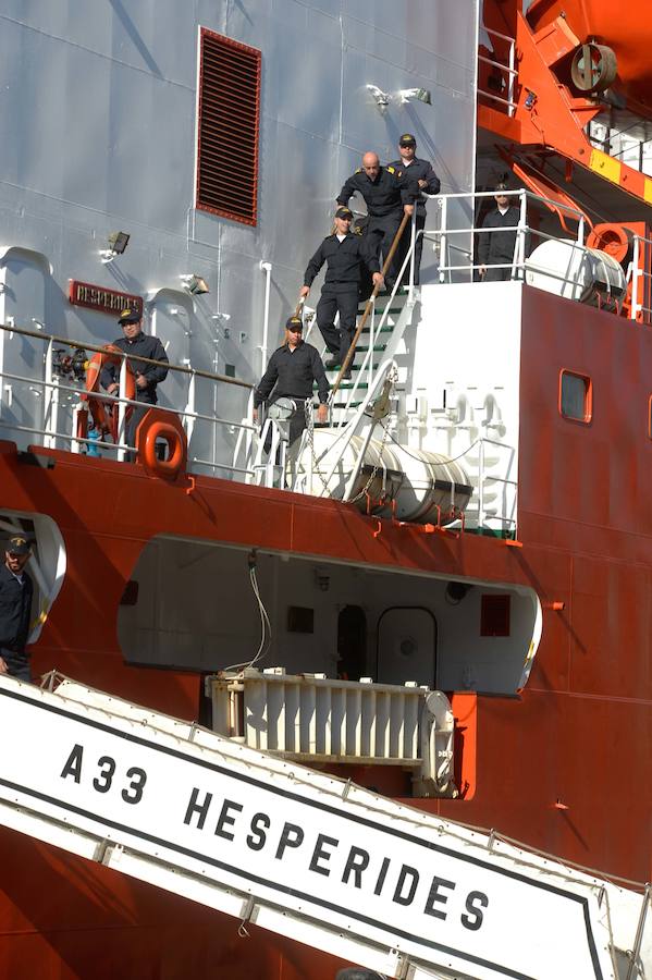 El buque de investigación oceanográfica 'Hespérides' zarpó este viernes desde el Arsenal Militar de Cartagena para emprender una campaña antártica, que se desarrollará hasta finales del próximo mes de mayo. Durante los próximos seis meses, será plataforma para tres proyectos de investigación y dará soporte técnico a otros catorce que realizarán científicos españoles en aguas australes, así como en las bases que España tiene en el continente helado.
