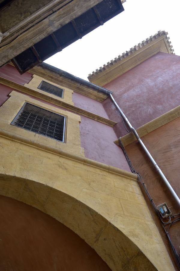 Arco de Santo Domingo que, desde el siglo XVIII, une la capilla del Rosario (s. XVI) con el Palacio Almodóvar (s. XVII).