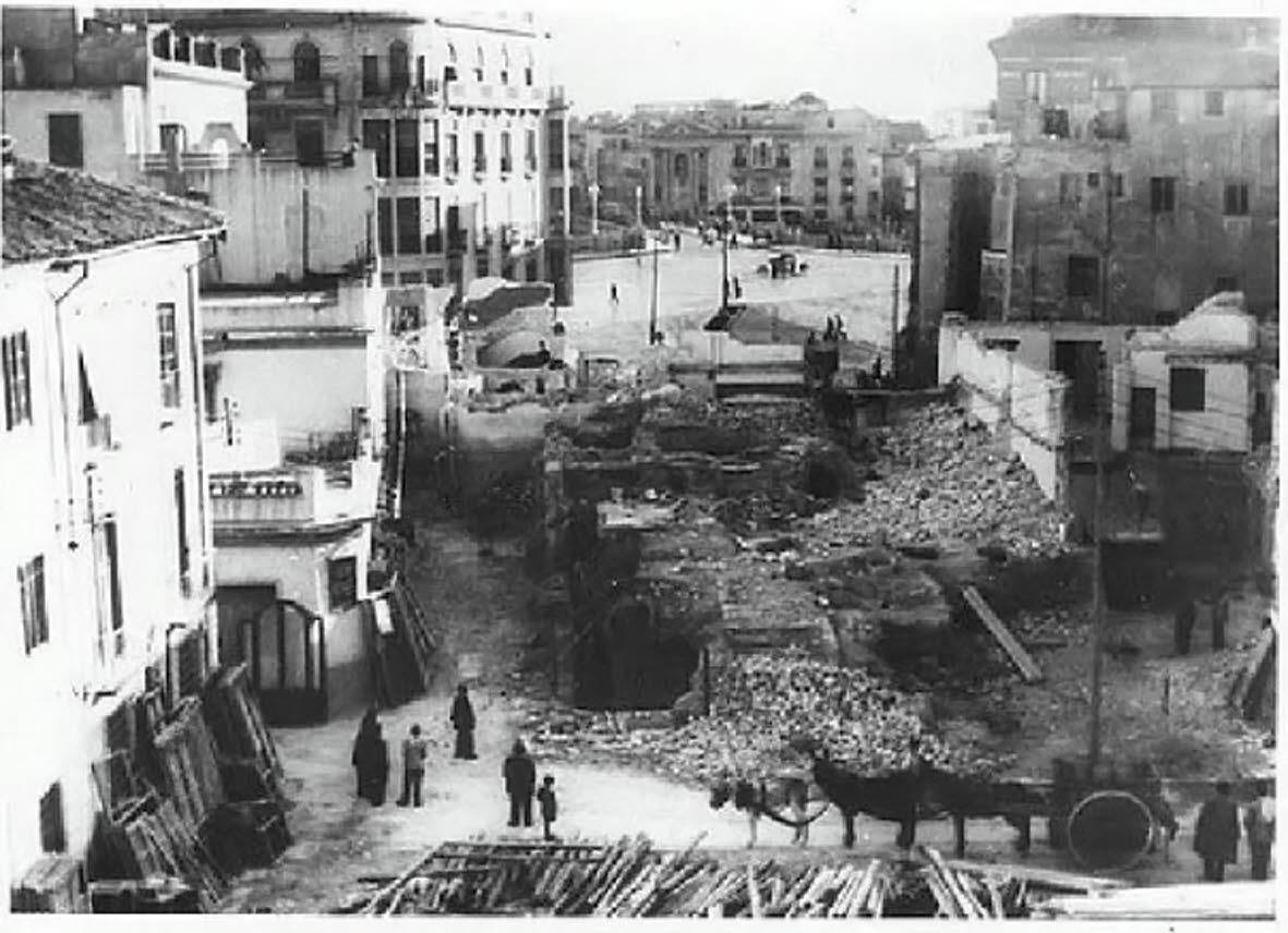 Demolición de los baños árabes (nº 15 de la C/ Madre Dios), en 1953 para abrir la Gran Vía.